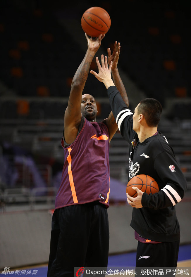 李根用手挡住周琦的眼睛，周琦笑着躲避，两人在训练场上嬉戏打闹