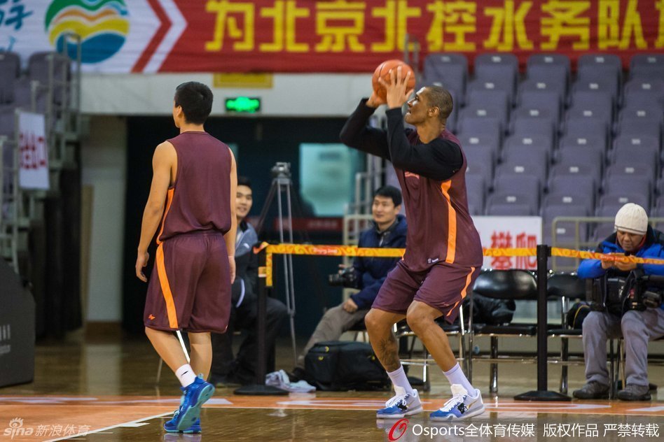 小将王鑫磊鼓起勇气单挑孙悦，虽然被大圣的长臂干扰得有些狼狈，但这股敢打敢拼的劲儿正是首钢未来需要的希望之火。