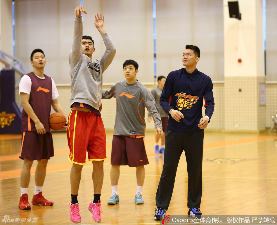 陈江华躺在训练垫上利用泡沫轴进行深层肌肉放松，神情专注且放松，彰显出职业球员对身体管理的细致。