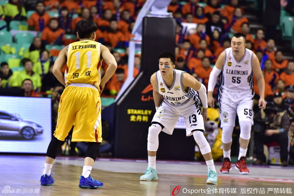 郭少全神贯注地盯防对手，仿佛一座移动的防守长城，让来犯之敌寸步难行。