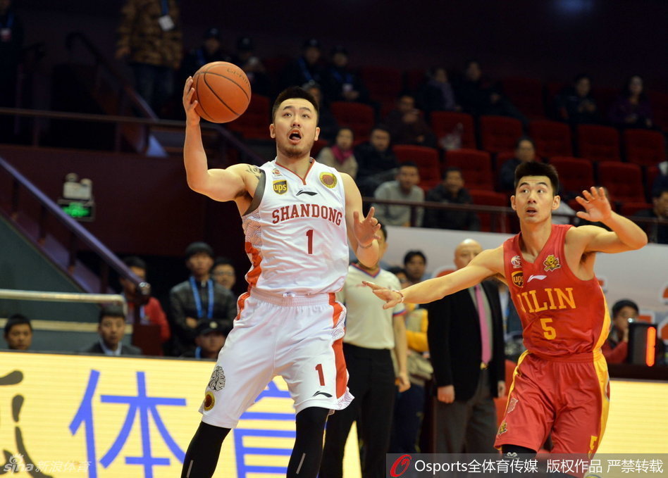 奥登大帝在内线轻松起跳单手劈扣，篮下统治力尽显，仿佛回到开拓者巅峰岁月