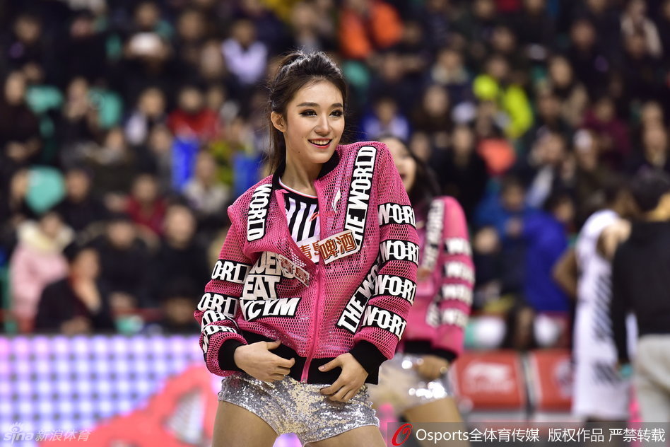 集体亮相气场全开，多人的组合配合默契，层次分明的队形展现了团队的凝聚力与舞蹈的美感。