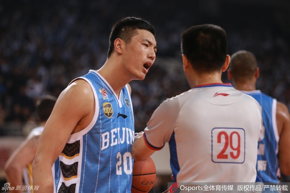 北控队核心后卫卡姆拉尼面对孙悦的贴身紧逼，利用节奏变化和背后运球，如同一道闪电般撕开防线，他的眼神专注而坚定，直杀篮下