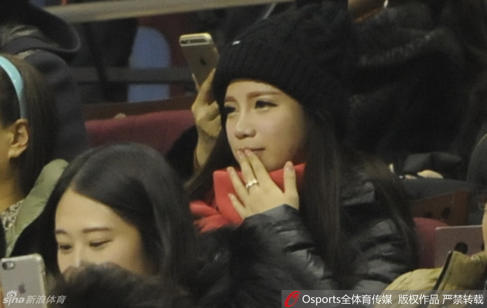 王俪婷与郭妈妈并肩而坐，两人神情同步地关注着场上的局势，如同母女般亲密，这温馨的一幕也印证了王俪婷早已融入郭家的生活。