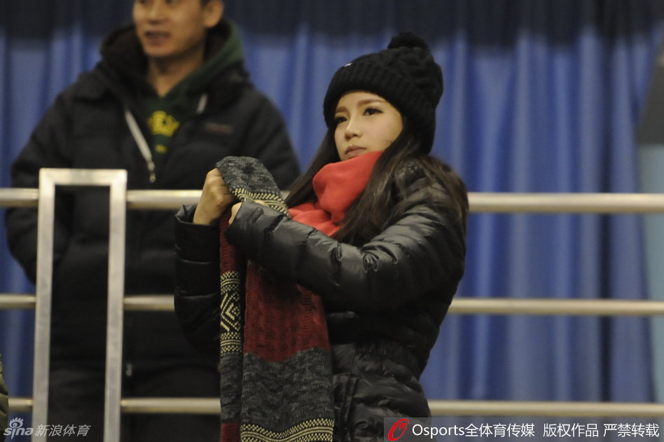 王俪婷与郭妈妈讨论着比赛细节，两人时而点头时而微笑，这种如同闺蜜般的相处模式，展现了她们之间融洽而深厚的情感。