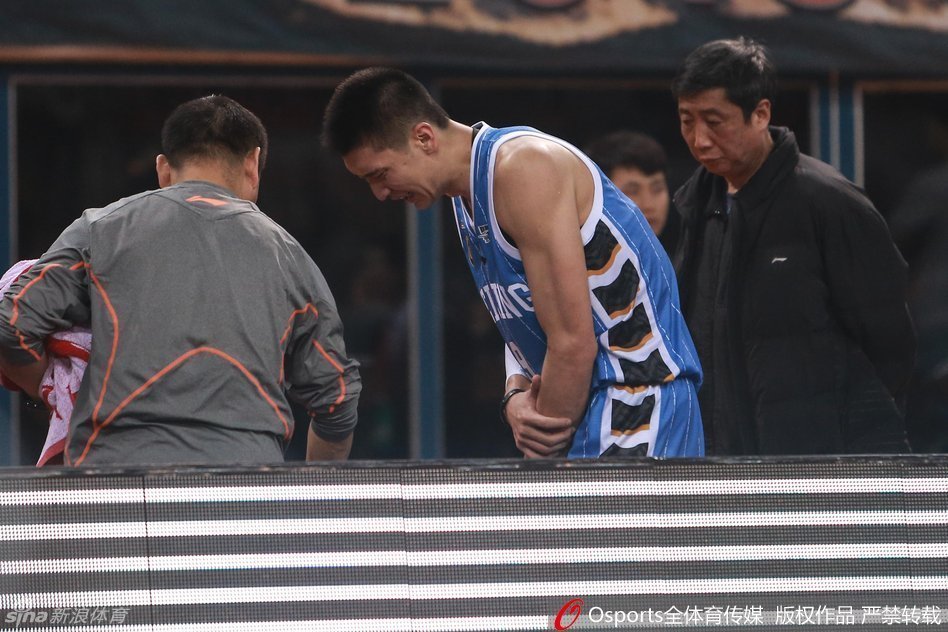 北京首钢队员翟晓川在人群中高高跃起，奋力拼抢前场篮板，他眼神坚毅，展现出一股不放弃任何机会的拼命三郎精神