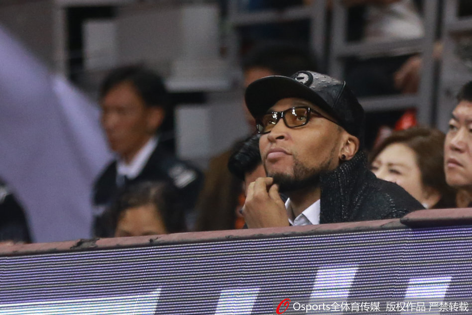 场边的马里昂陷入沉思，他双手交叉放在身前，目光深邃地望向远方，仿佛在回忆自己的职业生涯，又或在评估眼前这个年轻人的未来。