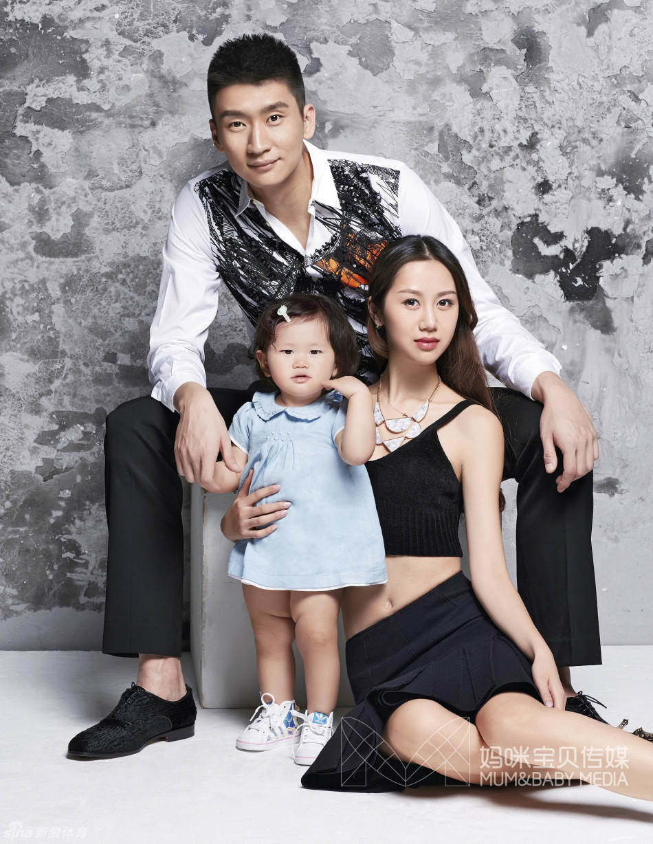 镜头捕捉到一家三口的温馨互动，小月亮坐在爸爸妈妈中间，好奇地摆弄着妈妈的衣角，陈露低头轻语，孙悦则一脸宠溺地看着这生命中最重要的两个人。