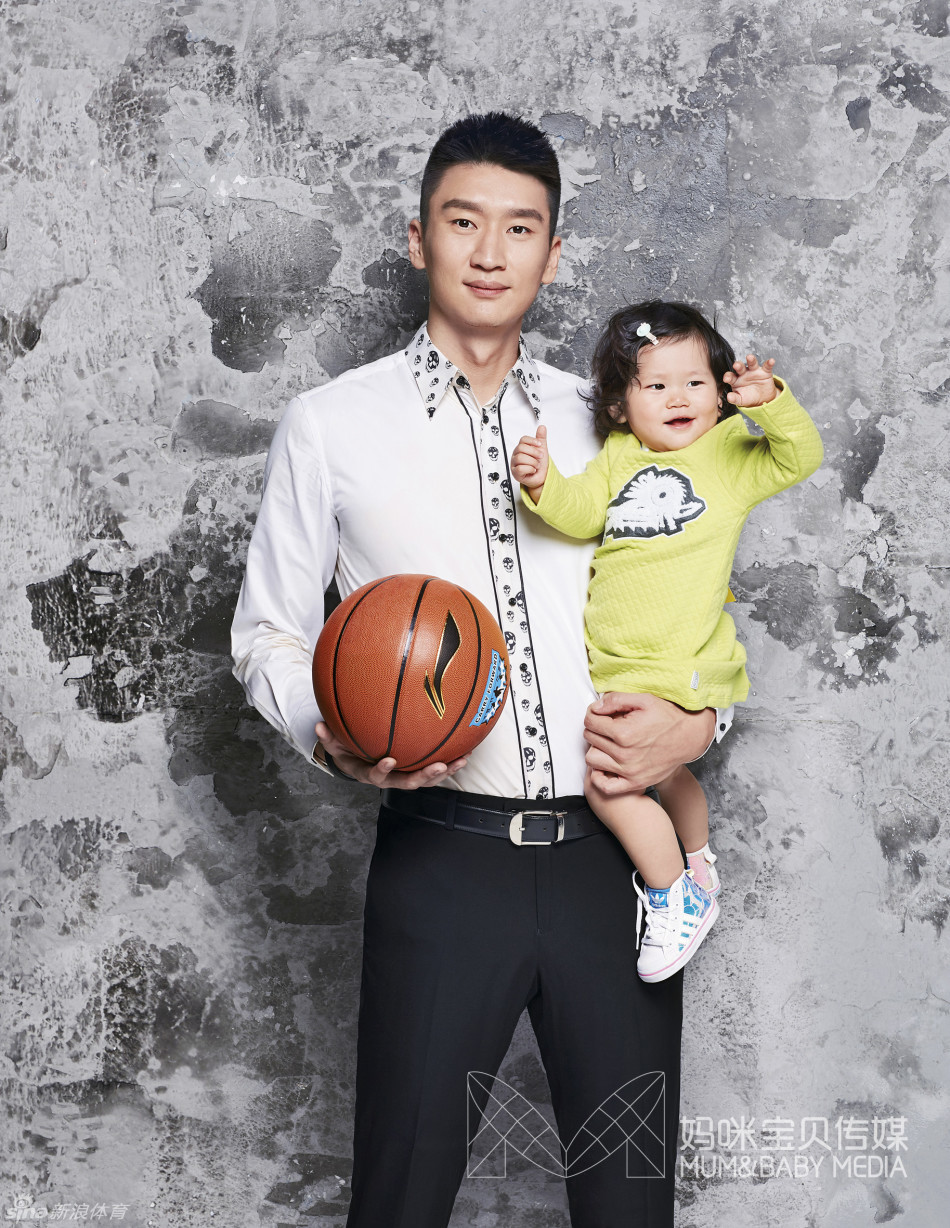 陈露温柔地抱着女儿月亮，眼神中充满无限爱意与呵护，小月亮安静地依偎在妈妈怀里，背景是柔和的自然光，营造出静谧而美好的氛围。