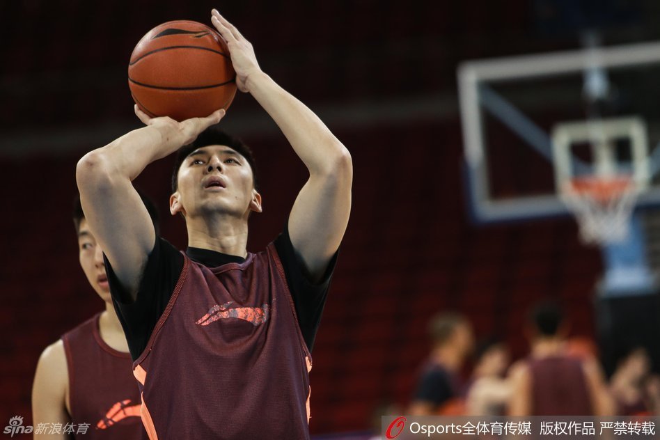 队长孙悦因伤未能参加合练，在场边进行恢复性拉伸，眼神中透着对比赛的渴望。