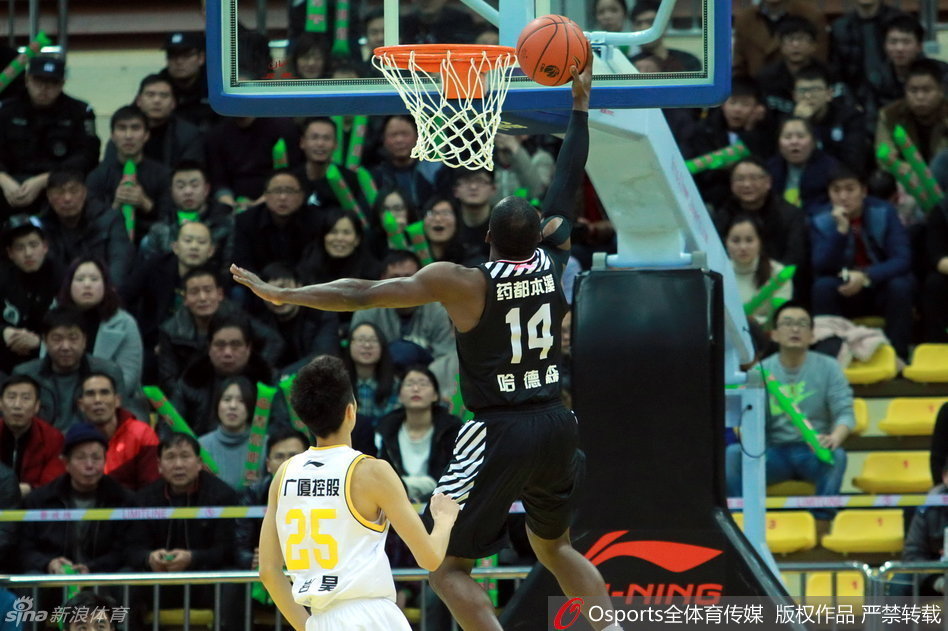韩德君在篮下凭借柔和手感尝试上篮，展现出内线巨无霸的细腻技术