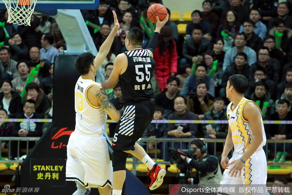 郭艾伦在韩德君的暖心安抚下恢复冷静，辽宁队内兄弟情深令人动容