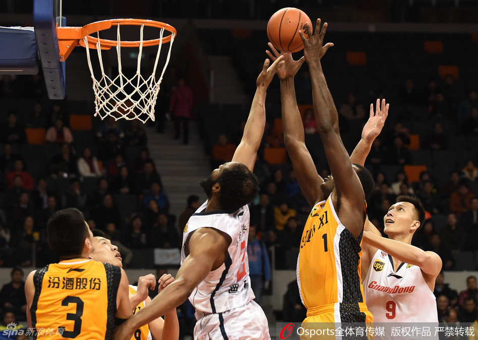 周鹏与富兰克林怒目而视，火星四溅，队友们一拥而上拉开二人，现场气氛紧张到了极点