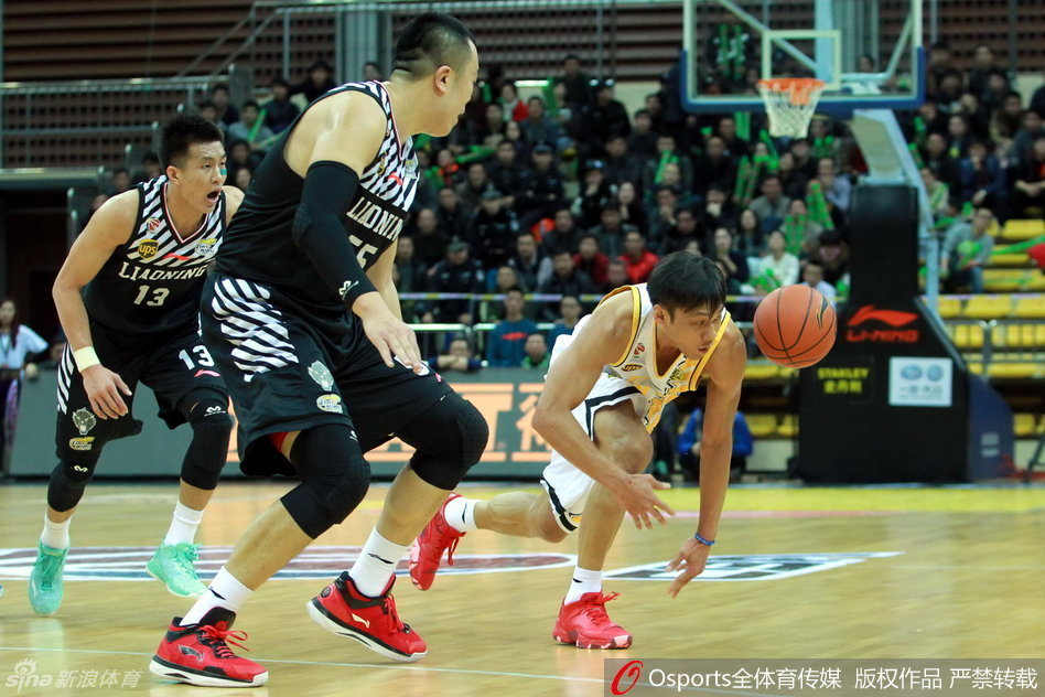 哈德森抓住对手倒地失误，风驰电掣般发动快攻上篮得分瞬间