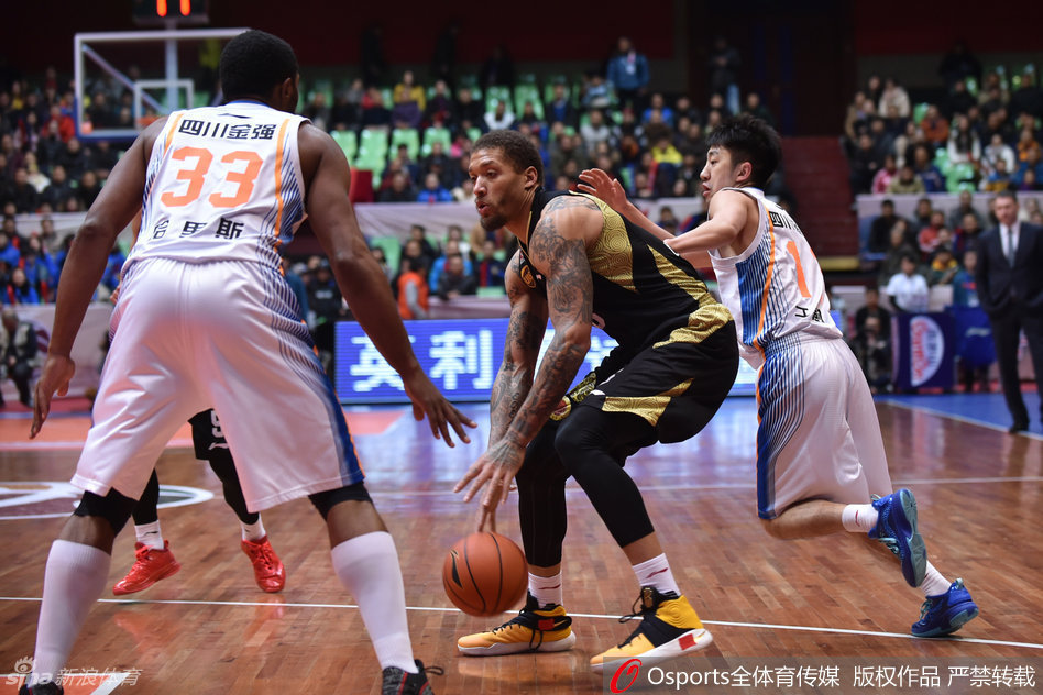 外援杀手迈克尔·哈里斯在四川队时期，用一次次凶悍的卡位和拼抢，铸就了联盟历史外援得分王的荣耀之路。