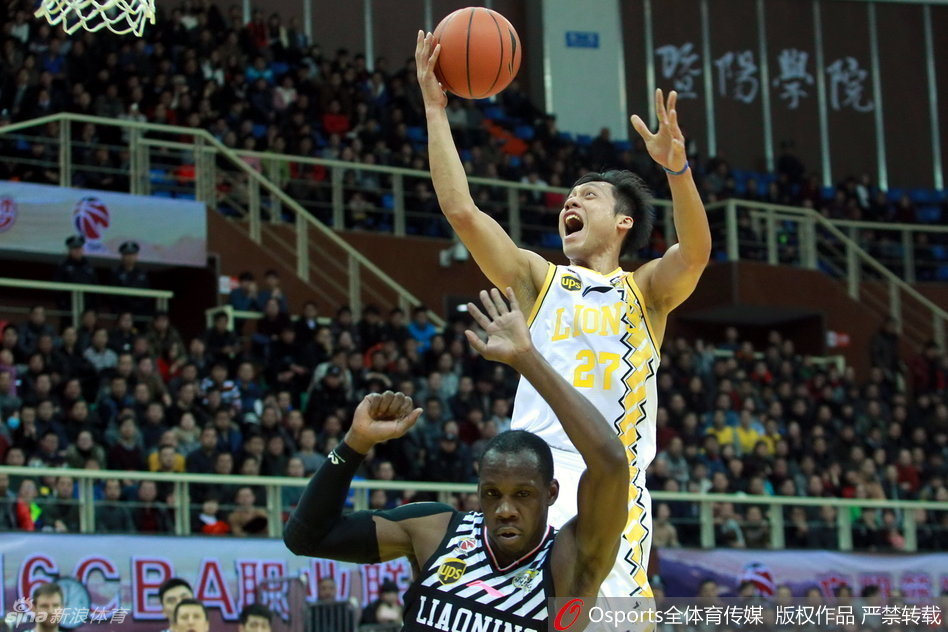 林志杰在防守中奋力倒地拼抢，展现出台北野兽不屈不挠的顽强斗志