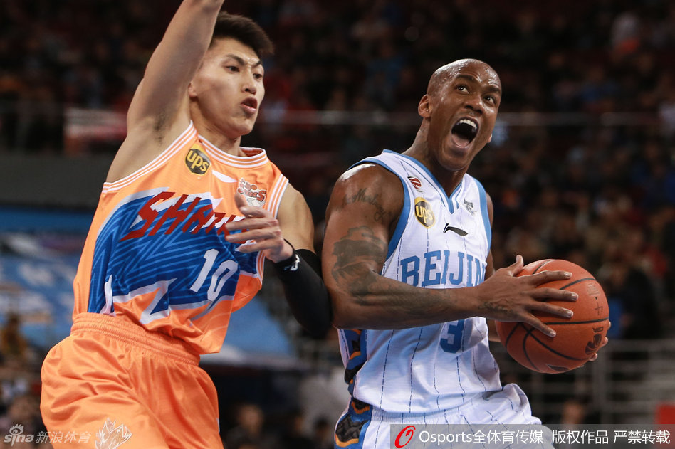 马布里带球强行突破，面对三人包夹毫无惧色，眼神锁定篮筐。