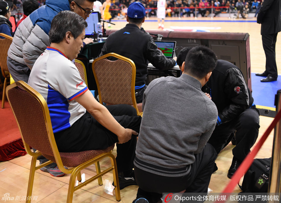 工作人员背着受伤裁判离开球场，裁判无力地伏在背上，留下一个令人印象深刻的落寞背影