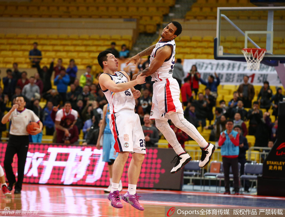 贝尼蒙寸步不离死磕布莱切，用一次次顽强的顶防让NBA级巨星全场迷失。