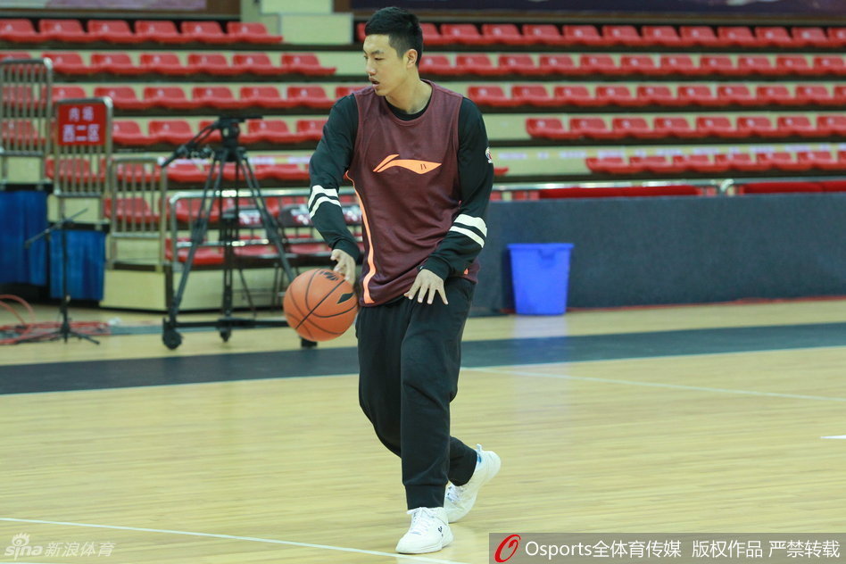 翟晓川在寒风中专注运球练习，双手快速交叉运球，冰花似乎在他脚下绽放