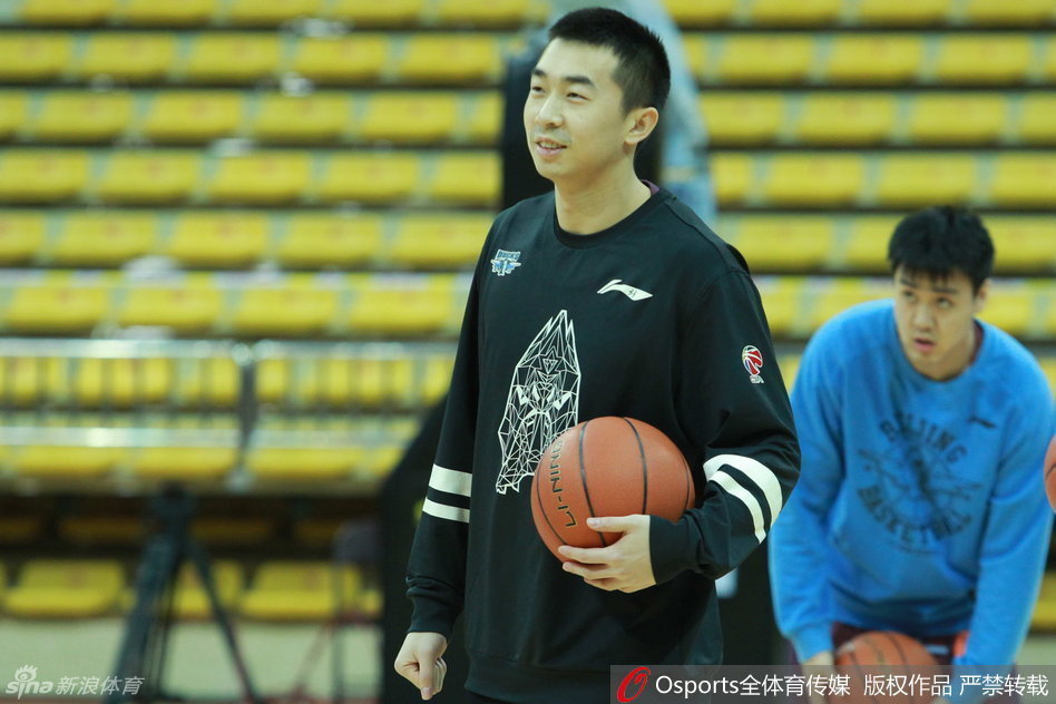 方硕认真投入运球训练，眉宇间透着一股坚毅，双手冻红却毫不在意