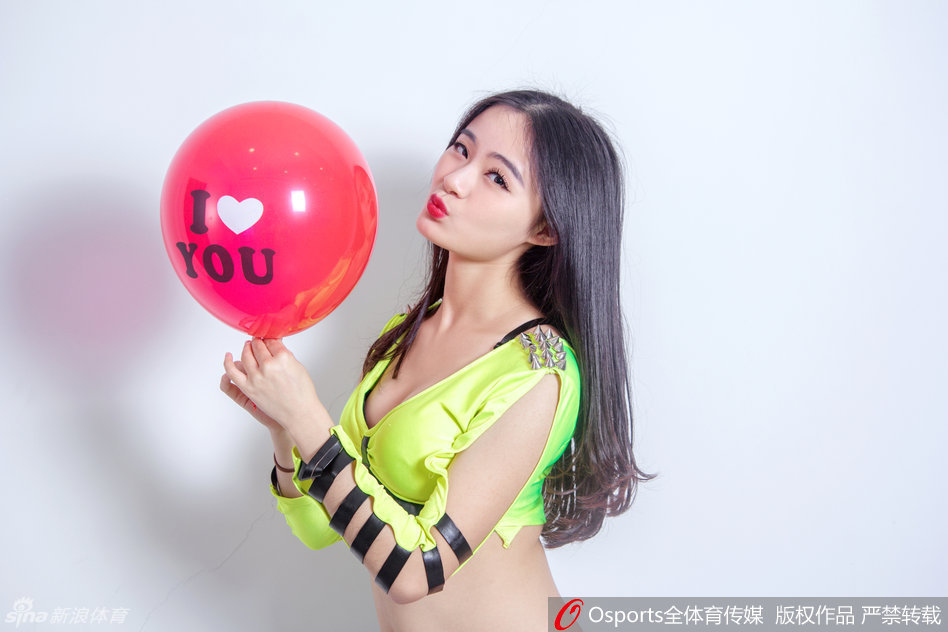 两名宝贝面对面飚舞，皮裤勾勒动感身姿，配合默契