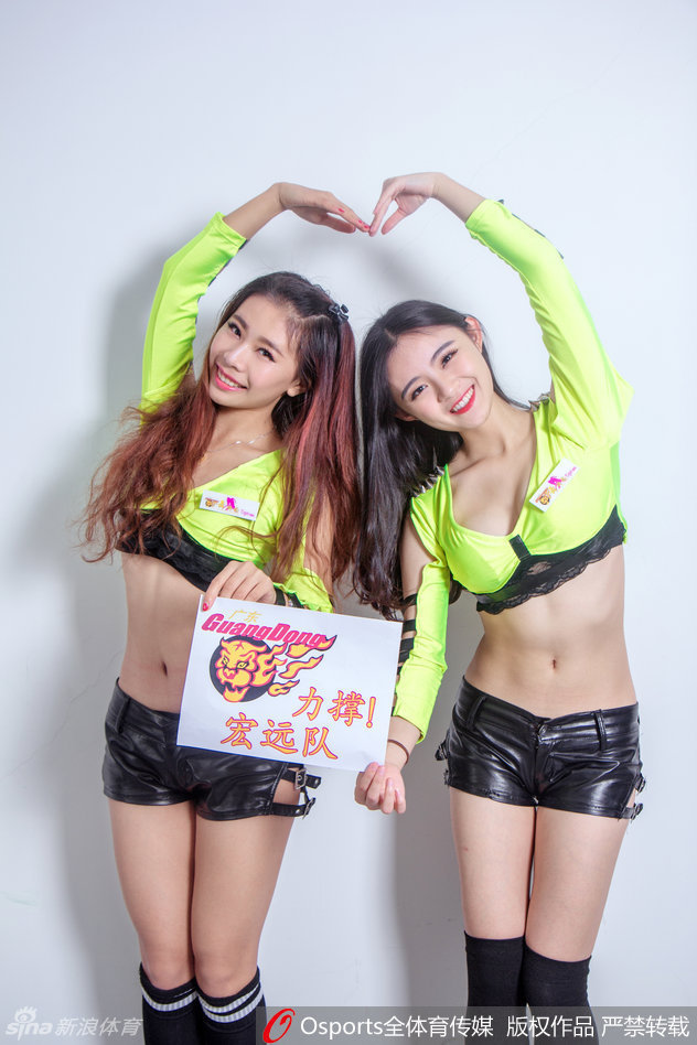 宝贝们围成圆阵，中心舞者劈叉展示扎实基本功，皮裤增添酷飒气质