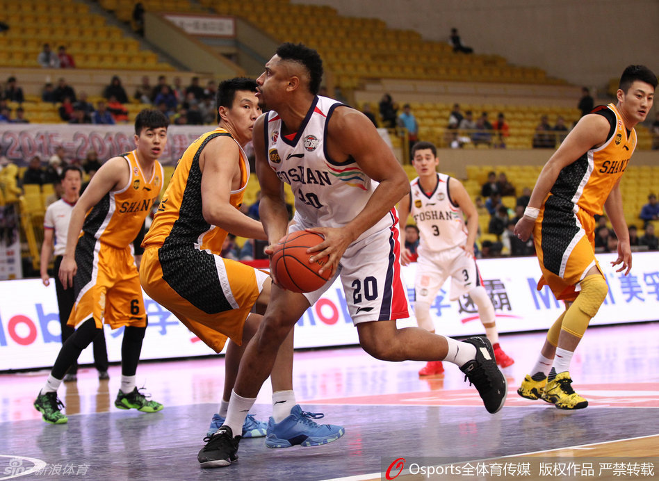 裁判员奋力张开双臂隔开冲突双方，经验丰富的他第一时间按住唐正东，避免事态恶化，身后山西球员葛昭宝神情严峻。