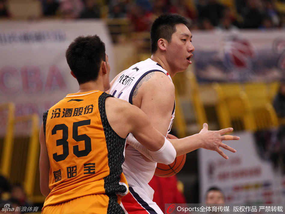 佛山内线葛昭宝寸步不离贴防唐正东，两人肌肉碰撞激烈，大唐试图卡位要球，葛昭宝利用下盘力量死死顶住下盘。