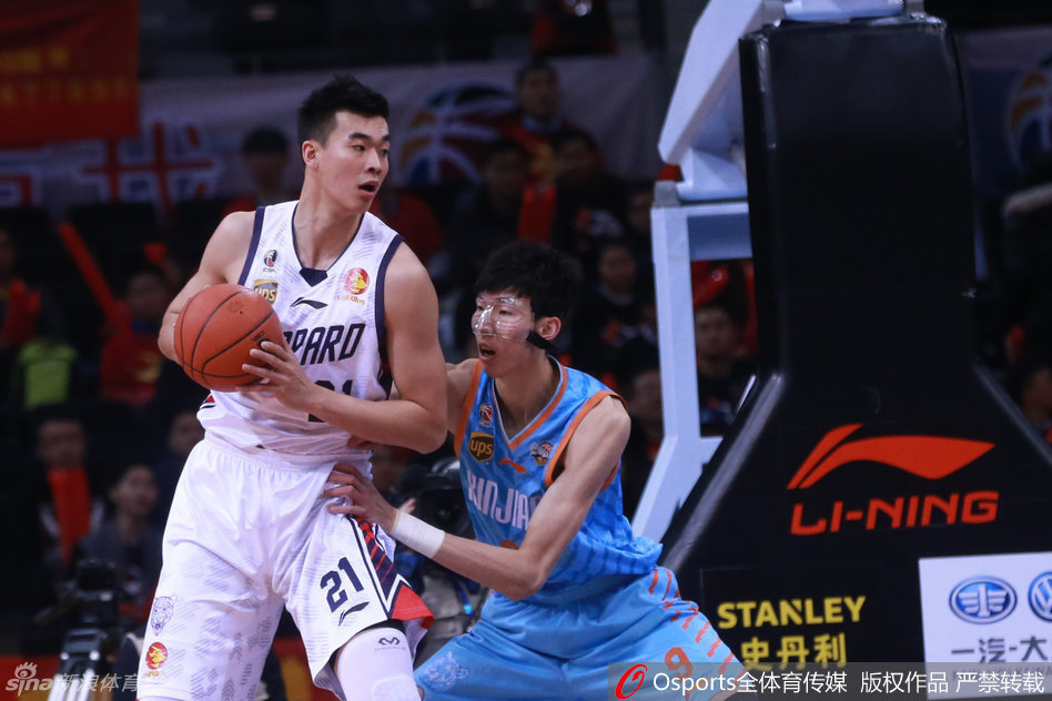 身披新疆队战袍的李根在进攻端展现标志性的背身单打，他利用强壮的身体顶开防守，步伐灵活犹如坦克一般碾压向禁区。