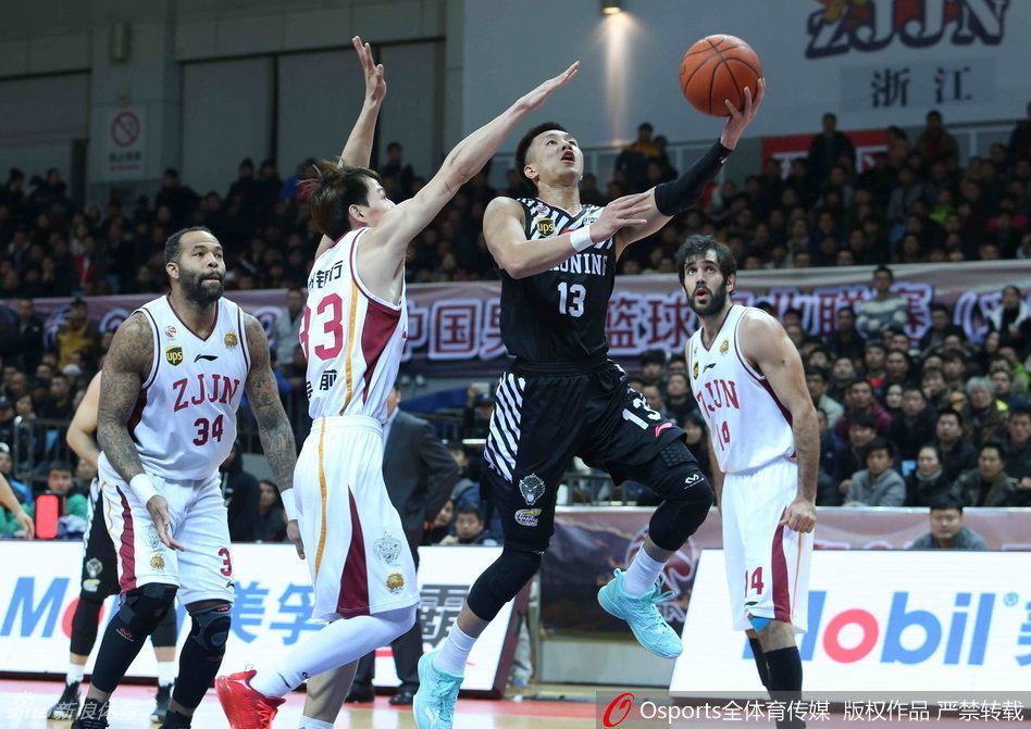 视线凌厉的郭艾伦持球观察，他面前的防守球员严阵以待，整个球场仿佛都在他的运球节奏中静止，下一秒便是撕裂防线的狂风骤雨。