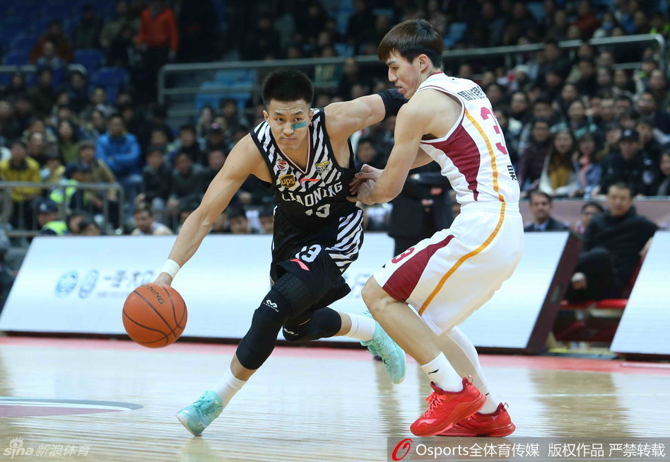 韩德君高高跃起，在空中滑翔着将球砸向篮筐，完成了一记势大力沉的单手劈扣，整个球馆为之沸腾。