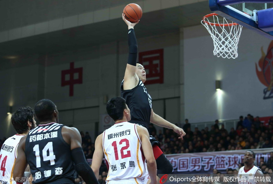 广州队外援沃伦面对防守球员，尝试一对一单打突破，他的运球轨迹变幻莫测，试图复制当年小外援的砍分神迹。