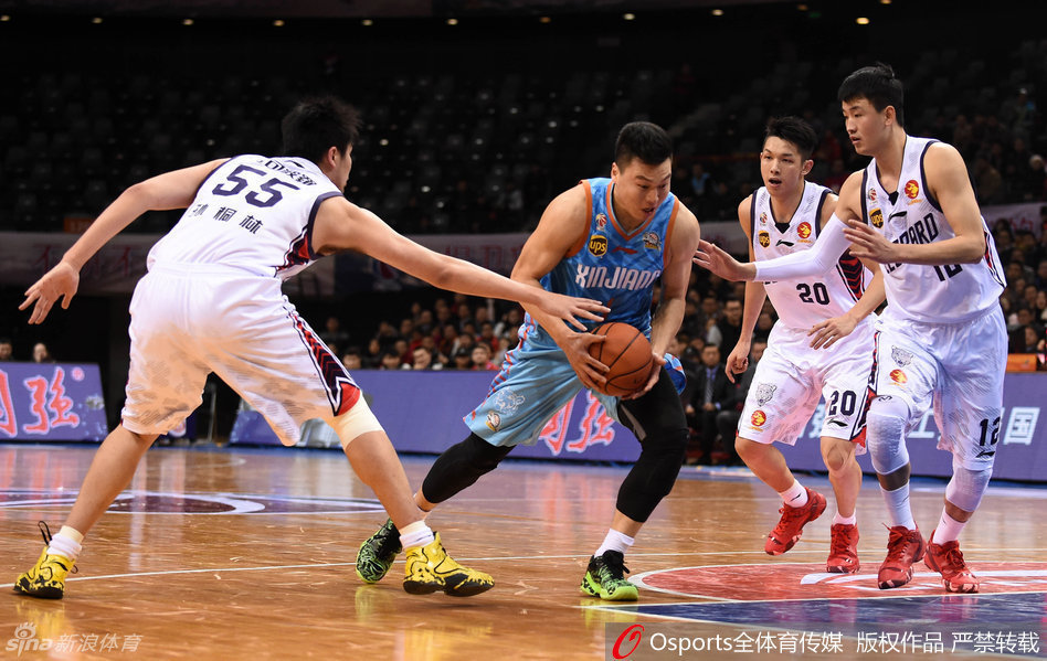 刘炜运球组织进攻，眼神犀利地观察着队友的跑位，作为场上的指挥官，他的每一次传球都试图撕开对手的防线。