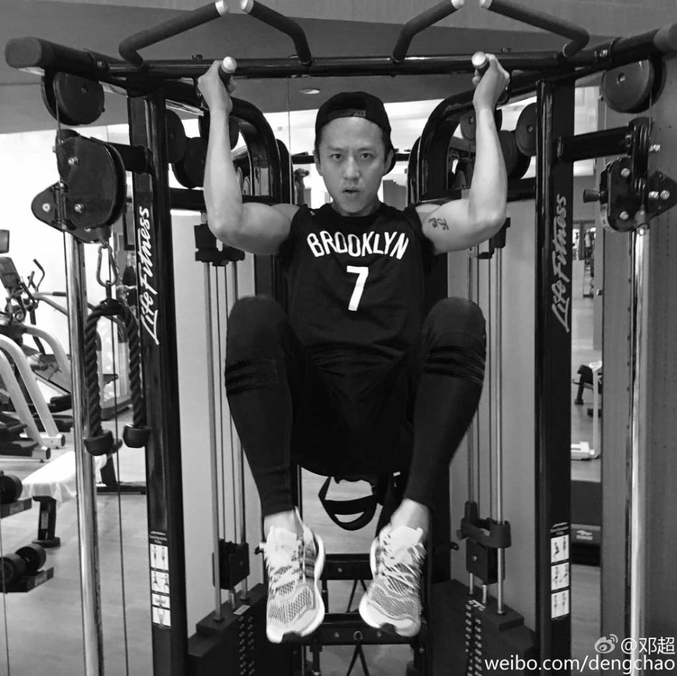 邓超晒健身照 手臂纹身明显