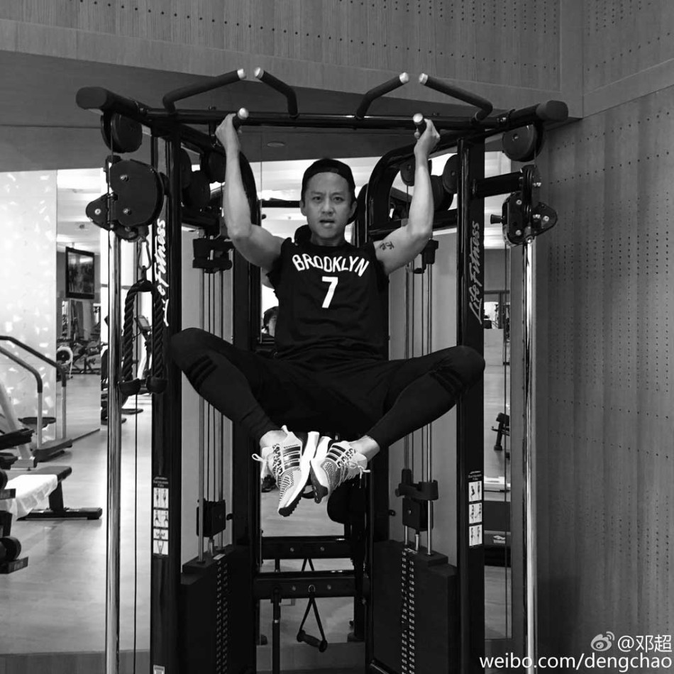 邓超晒健身照 手臂纹身明显