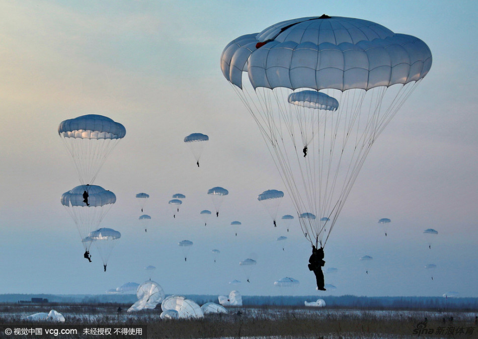 空降兵举行雪地军演