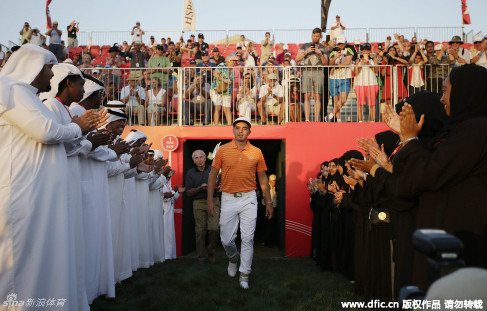 果岭上的专注：罗里·麦克罗伊在果岭上凝神推杆，全场寂静，气氛紧张而充满期待。