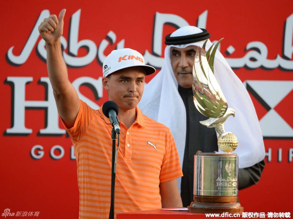 幽默的互动瞬间：里奇·福勒在赛后俏皮地向镜头竖起大拇指，眼神中闪烁着胜利者的得意与顽皮。