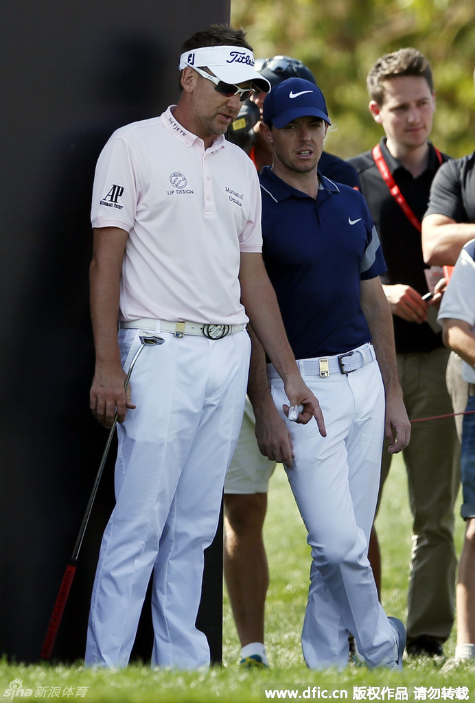 开球的瞬间：安秉勋在发球台全力开球，身体完全释放，白色的高尔夫球在空中划出一道优美的弧线。