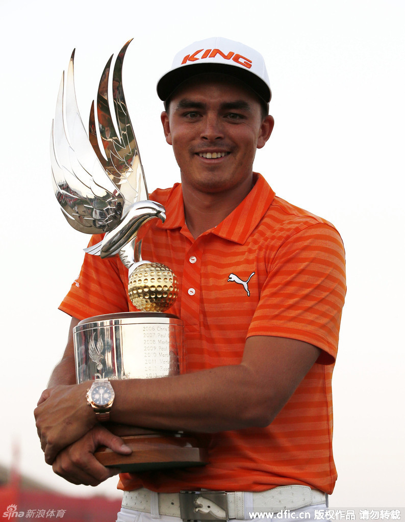 优雅的技术典范：亨里克·斯滕森展现教科书般的标准挥杆，身体扭转充满力量，动作流畅而稳定。