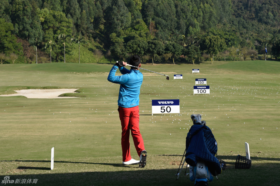 夕阳西下，球员完成练习后走过球场，长长的影子投射在草坪上，显得宁静而充满思考。