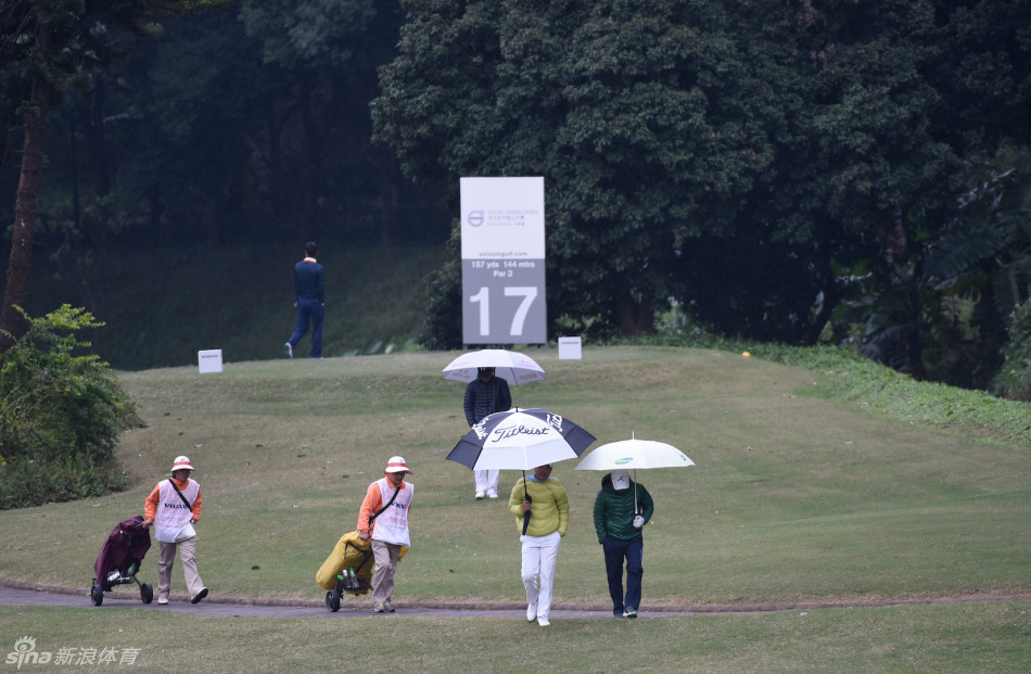 志愿者身着雨衣坚守岗位，在赛场边默默提供支持与服务
