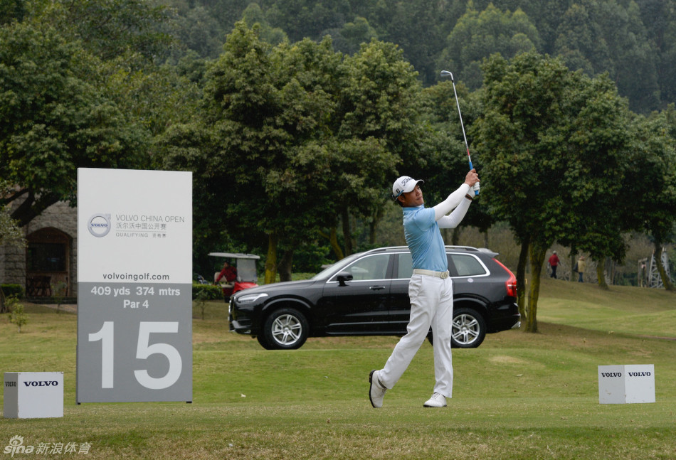 叶剑峰在寒雨中专注开球，羽绒服也难掩其挥杆的果断姿态