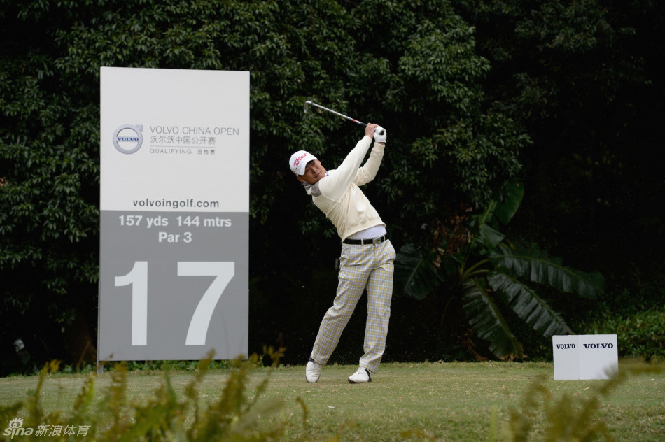 苏东在冷风中凝神准备击球，尽显资格赛常客的丰富经验与沉稳