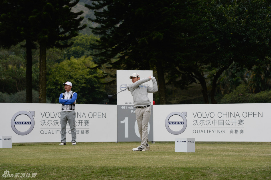 年轻球员欧阳正顶风前行，雨伞成为寒冷赛场上的独特风景