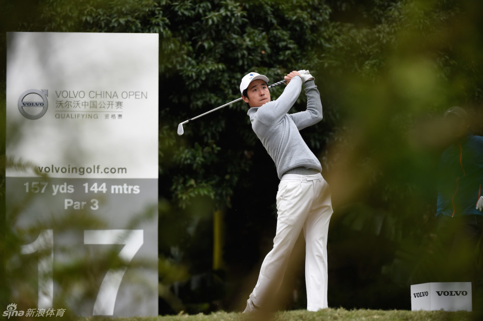 记分员在雨中认真核对成绩，保障比赛数据在恶劣天气下的准确性