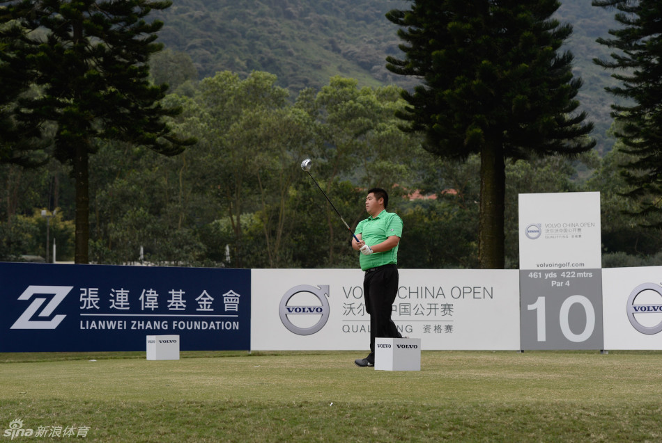 冠军叶剑峰在赛后略显疲惫但神情满足，手握奖杯庆祝来之不易的胜利