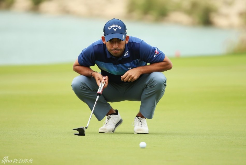 中国高尔夫球手吴阿顺在卡塔尔的赛场上全神贯注地挥杆，动作标准而有力。