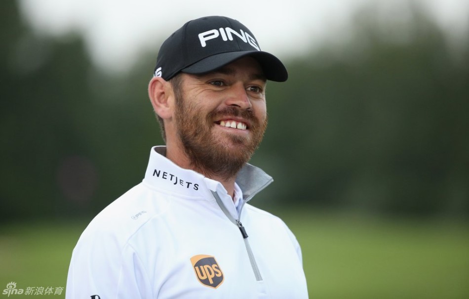 西班牙选手帕布罗·拉拉扎巴尔在比赛中露出灿烂笑容，心情显得格外轻松愉快。